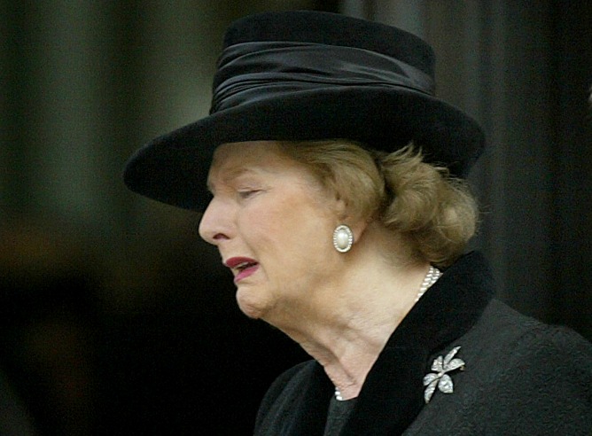 Margaret Thatcher llora al abandonar el funeral de su marido, sir Denis Thatcher, en 2003