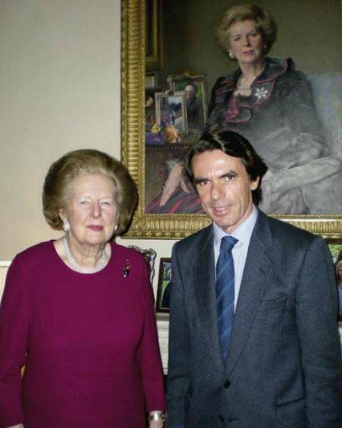 El ex presidente de Gobierno José María Aznar, junto a la ex primera ministra del Reino Unido, Margaret Thatcher, en la residencia privada de ésta en Londres en 2010