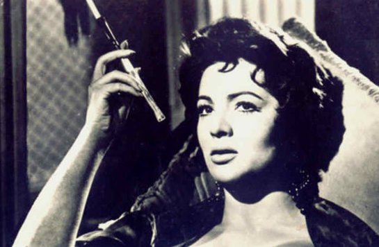 FOTOGALERIA: Fotograma de la película 'El último cuplé' (1957), donde Sara Montiel popularizó el famoso tango 'Fumando espero'
