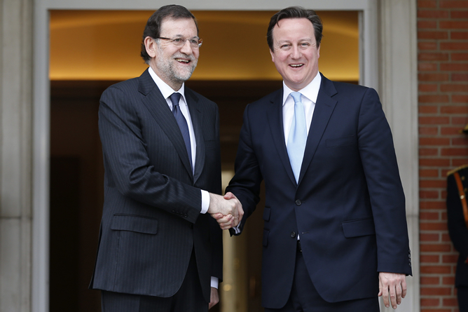 El presidente del Gobierno, Mariano Rajoy, y el primer ministro británico, David Cameron, se saludan en el Palacio de La Moncloa, donde se han reunido para analizar, entre otras cosas, la situación económica de la UE y las relaciones bilaterales entre ambos países