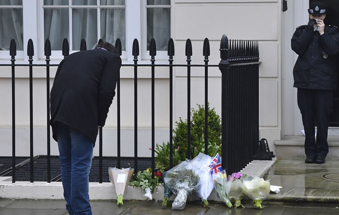 Ofrendas florales y mensajes dejados fuera de la casa de la exprimera ministra británica Margaret Thatcher en Londres