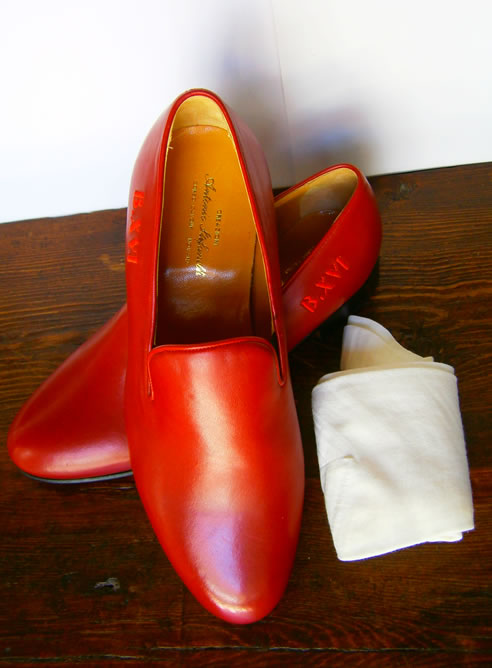 la carretera Saliente Dar Los zapatos rojos de Benedicto XVI se quedarán en Granada | Sociedad |  Cadena SER