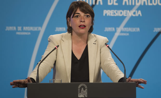 La consejera de Fomento y Vivienda, Elena Cortés (IU), anuncia en Sevilla que el gobierno andaluz ha aprobado el decreto-ley sobre la función social de la vivienda
