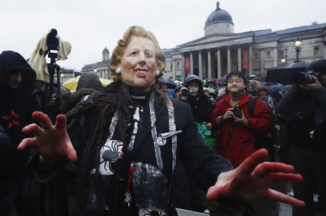 Una mujer con una mascara de Margaret Thatcher en la manifestación contra la 'dama de hierro' realizada en Trafalgar Square.