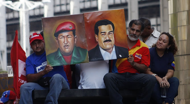 Pancartas de Maduro y Chávez en las calles de Caracas.