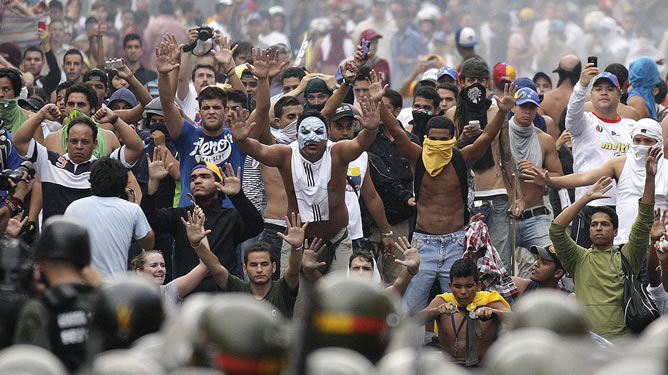 Seguidores del líder opositor Henrique Capriles protestan por las calles de Caracas