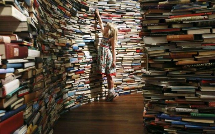 Una niña coge un libro en una biblioteca muy especial.