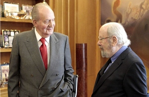 El rey conversa con José Manuel Caballero Bonald, galardonado con el Premio Cervantes 2012