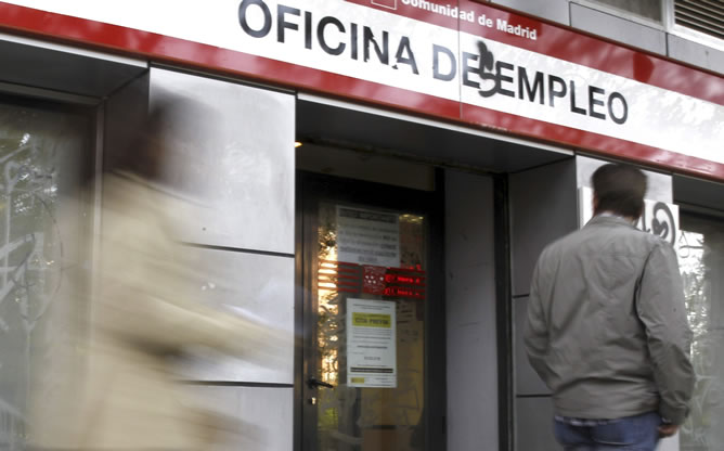 Un hombre pasa ante una oficina de empleo de Madrid