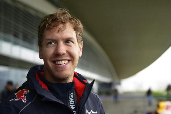 El piloto alemán de Fórmula Uno Sebastian Vettel, de Red Bull, sonríe durante su visita al nuevo circuito de Fórmula Uno en Sochi (Rusia), el pasado lunes 22 de abril de 2013.