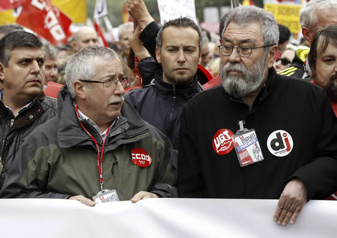GRA025. MADRID, 01/05/2013.- Los secretarios generales de CCOO, Ignacio Férnandez Toxo (i), y de UGT, Cándido Méndez (d), en la cabecera de la manifestación con motivo del primero de mayo