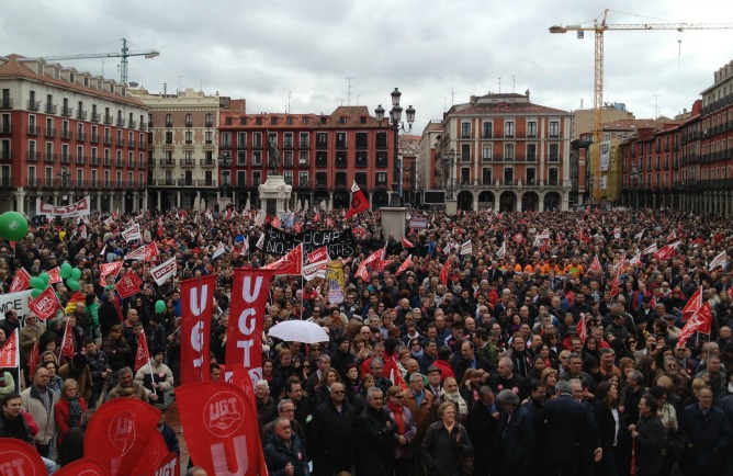 Asistentes a la manifestación del 1 de mayo en la Plaza Mayor de Valladolid