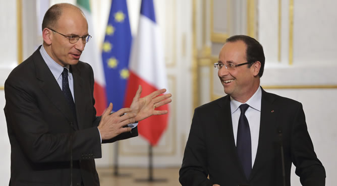 El presidente francés, François Hollande, y el nuevo primer ministro italiano, Enrico Letta, comparecen en rueda de prensa tras la reunión en el palacio del Elíseo en París