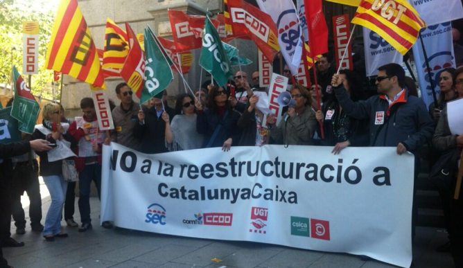 Els treballadors de CatalunyaCaixa protesten davant la seu del Banc d'Espanya a Barcelona