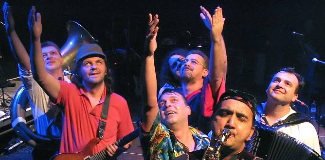 Emir Kusturica and The No Smoking Orchestra actuarán este mes en el festival Territorios Sevilla 2013