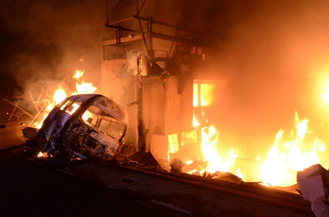 Imagen de un incendio tras la explosión de un camión cisterna cargado con gas que ha dejado al menos 18 muertos y 36 heridos en el municipio de Ecatepec, en el centro de México