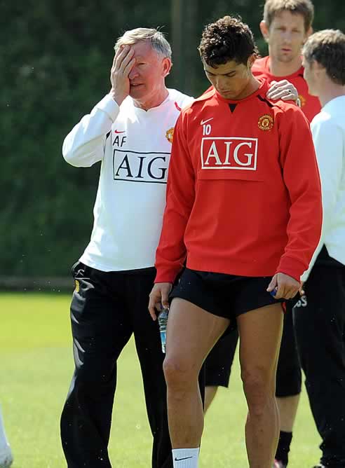 Ferguson charla con Cristiano Ronaldo durante un entrenamiento del Manchester