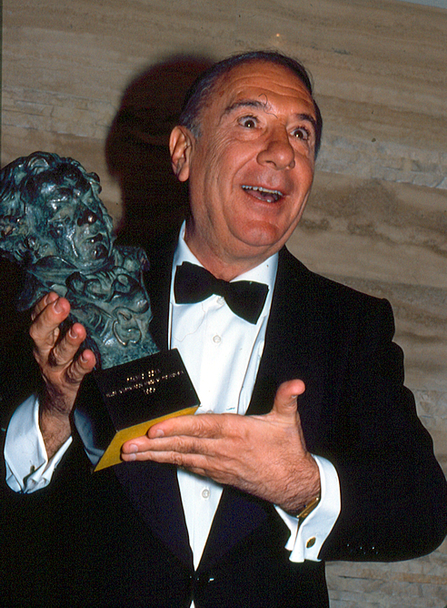 Alfredo Landa posa ante los fotógrafos con su Goya al Mejor Actor por 'La marrana' en la séptima edición de los Goya. 15 años después recibiría el Goya de Honor