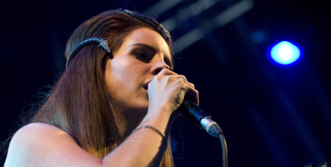 La compositora y cantante neoyorquina Elizabeth Woolridge, conocida artísticamente como Lana Del Rey, durante su actuación en el Festival Sónar de Barcelona en 2012