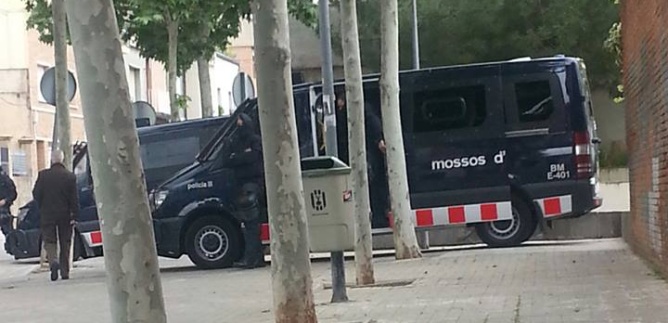 Los Mossos d'Esquadra a las puertas del Ateneu Llibertari de Sabadell