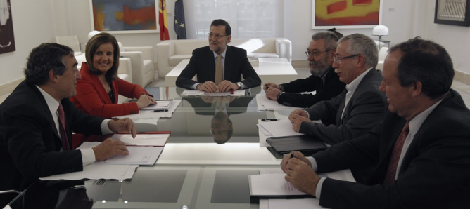 Mariano Rajoy (3i) conversa con el presidente de la CEOE, Juan Rosell (i); la ministra de Empleo, Fátima Báñez (2i); el secretario general de UGT, Cándido Méndez (3d); el secretario general de CCOO, Ignacio Fernández Toxo (2d), y el presidente de la Cepyme, Jesús Terciado (d), durante la reunión con los agentes sociales celebrada este jueves en la Moncloa