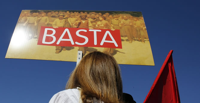 Una de las pancartas en la manifestación de Roma contra las políticas de austeridad.