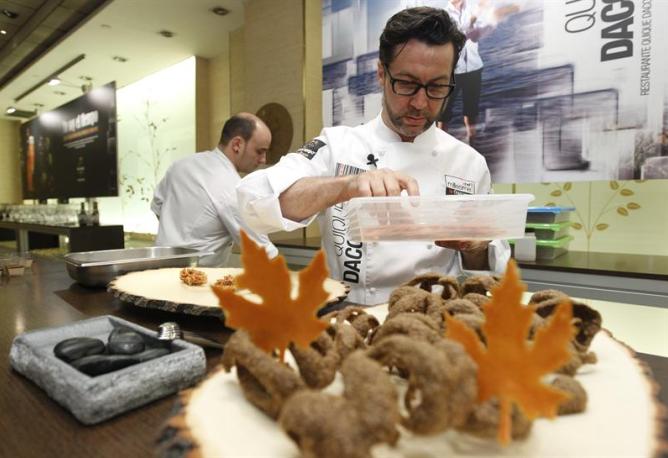 El cocinero Quique Dacosta prepara una tapa durante el acto de entrega de los IV premios Chef Millesime, en los que ha sido galardonado junto con Jordi Roca, Nacho Manzano o Ángel León (Aponiente), entre otros.