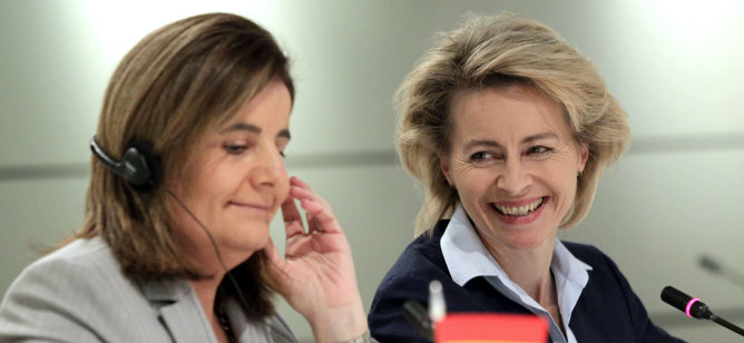 La ministra española de Empleo y Seguridad Social, Fátima Báñez, y la ministra Federal de Trabajo y Asuntos Sociales de Alemania, Ursula von der Leyen, tras haber firmado un Memorando de Entendimiento