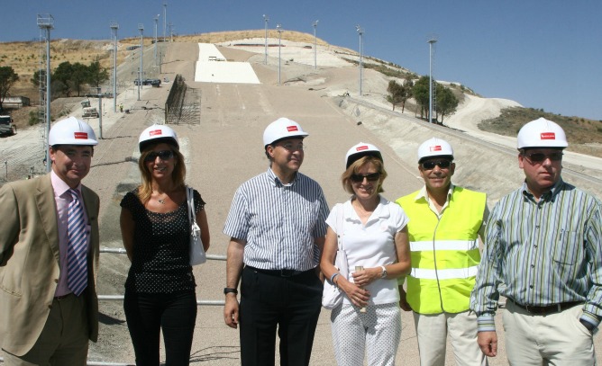Ramiro Ruiz Medrano, presidente de la Diputación en 2007, acompañado del vicepresidente, Alfonso Centeno, y otros políticos visita las obras de Meseta Skí en 2007