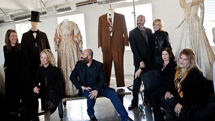 Imagen de Paco Delgado con su equipo de vestuario en la película de "Los Miserables".