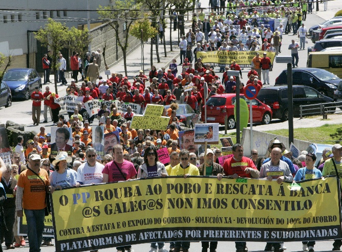 Asistentes a una manifestación convocada por las plataformas de afectados por preferentes y subordinadas de Galicia que ha recorrido las calles de Santiago de Compostela
