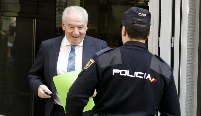 El expresidente de FCC Construcción, José Mayor Oreja (i), a su salida de la Audiencia Nacional