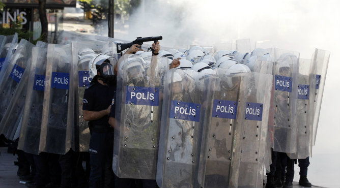 La Policía turca se protege de los gases lacrimógenos