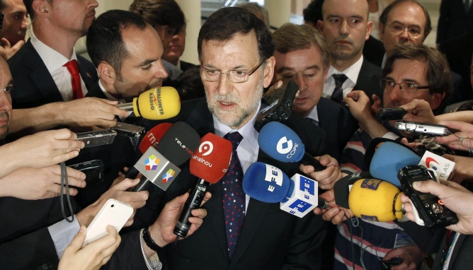 El presidente del Gobierno, Mariano Rajoy,valora los datos de paro registrado de mayo a su llegada al Senado