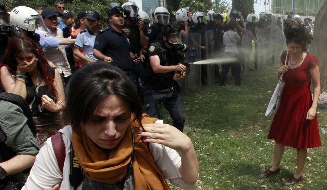 La mujer de rojo, icono de las protestas turcas