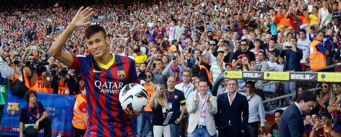 El jugador brasileño, durante el acto de presentación como nuevo jugador del Barcelona que tuvo lugar en el Camp Nou.