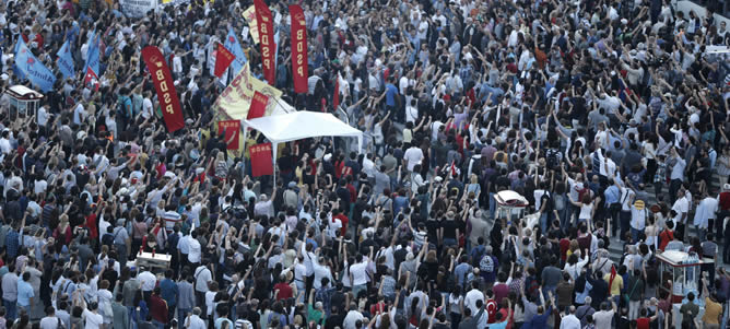 Miles de personas se concentran en la plaza Taksim en Estambul tras el aviso de Erdogan de que no dará marcha atrás en la remodelación urbanística del parque Gezi de Taksim en Estambul, un plan que ha desatado una fuerte ola de protestas antigubernamentales en toda Turquía.