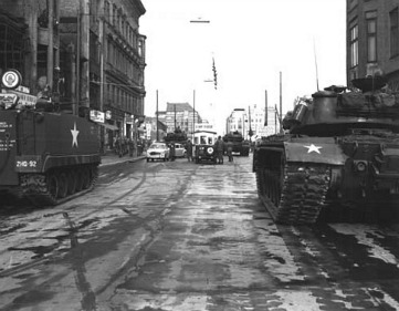 Tanques soviéticos enfrentados a tanques estadounidenses en el Checkpoint Charlie, durante la crisis de 1961