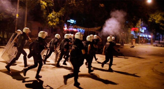 Un grupo de policías, duranje el desalojo de los manifestantes de la plaza Taksim, en el centro de Estambul