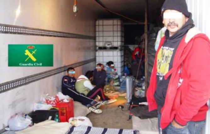 Siete ciudadanos rumanos vivían en el interior de una caja isotermo de un camión, en unas condiciones lamentables