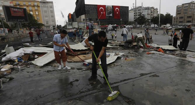 Tras la intervención ahora la Policía controla la plaza y gran parte del parque Gezi, una amplia zona verde, y han comenzado a desmantelar las tiendas.