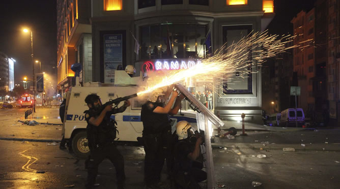 Enfrentamientos entre la policía y los manifestantes turcos tras el desalojo de los indignados de la plaza Taksim.