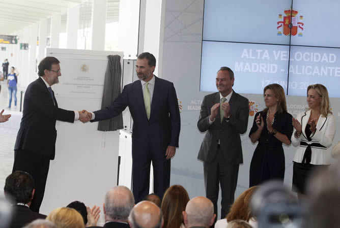El príncipe Felipe estrecha la mano a Mariano Rajoy (i), en presencia del presidente de la Generalitat Valenciana, Alberto Fabra, la delegada del Gobierno en la Comunidad Valenciana, Paula Sánchez de León (2d), y la alcaldesa de Alicante, Sonia Castedo (d), en el acto de inauguración de la línea AVE Madrid-Alicante