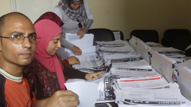 Clasificando y contando firmas en sede central de Tamarod en El Cairo