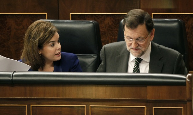 El presidente del Gobierno, Mariano Rajoy , junto a la vicepresidenta del Ejecutivo, Soraya Sáenz de Santamaría, durante la sesión de control al Gobierno en la Cámara Baja