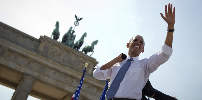 El presidente estadounidense, Barack Obama, saluda tras pronunciar un discurso frente a la Puerta de Brandemburgo en Berlín