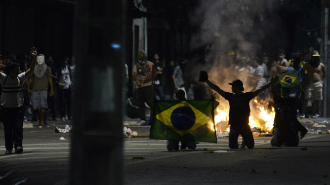Manifestantes brasileños protestan frente a algunos focos de fuego
