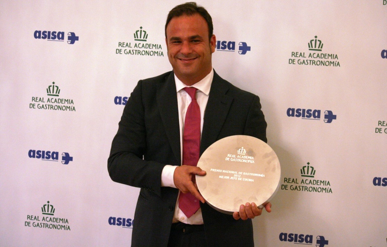 Ángel León posa con el Premio Nacional de Gastronomía que le distingue como Mejor Jefe de Cocina.