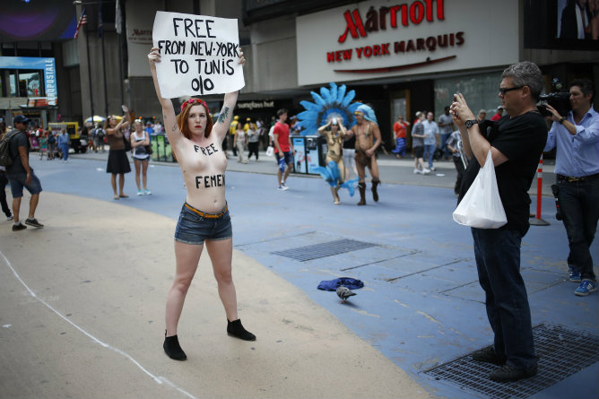 Constantin, una activista de FEMEN, sostiene un cartel durante una protesta en 'topless' en Nueva York