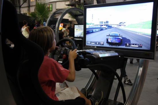 Un niño juega con un simulador de coches en la anterior edición del Gamelab